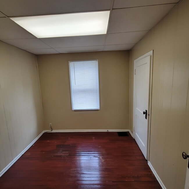Building Photo - Southwest Indy 3BR/2BA House near Zoo! Massive Garage!