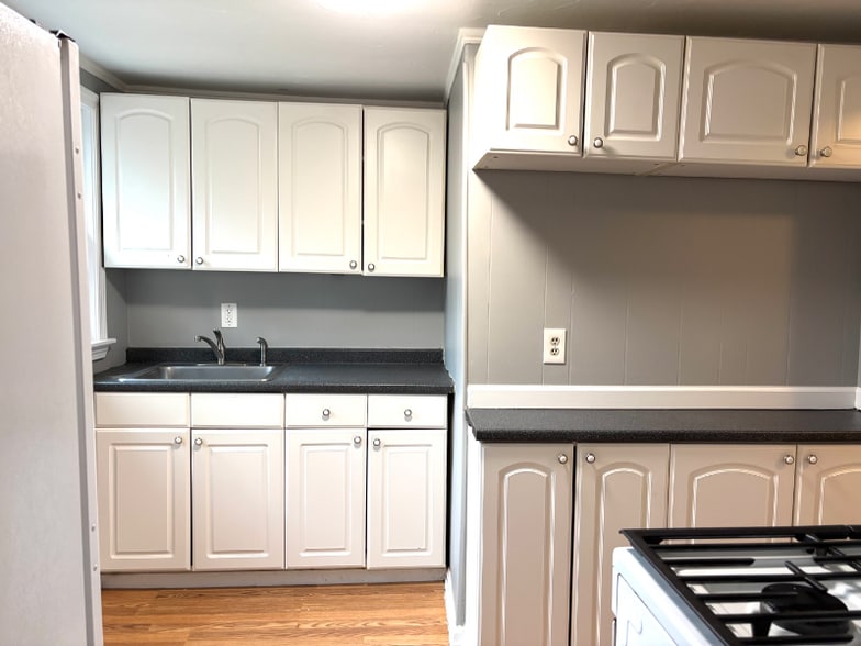 Building Photo - 337 Village St