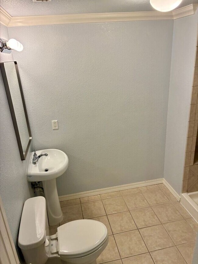 Building Photo - Beautiful and Spacious 3 Bed, 3.5 Bath Townhome in SE Fort Collins. Detached 1 Car Garage. Water/...