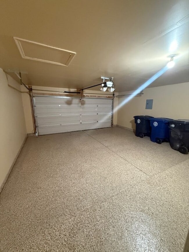 Building Photo - Beautiful Southwest Location 3 bedroom 2 bath 2 car garage