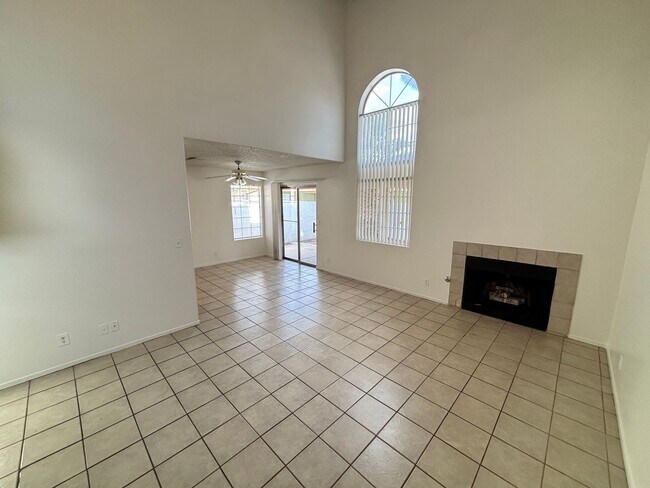 Building Photo - Cute 3Bed/2Bath, 2-Story Home located in t...