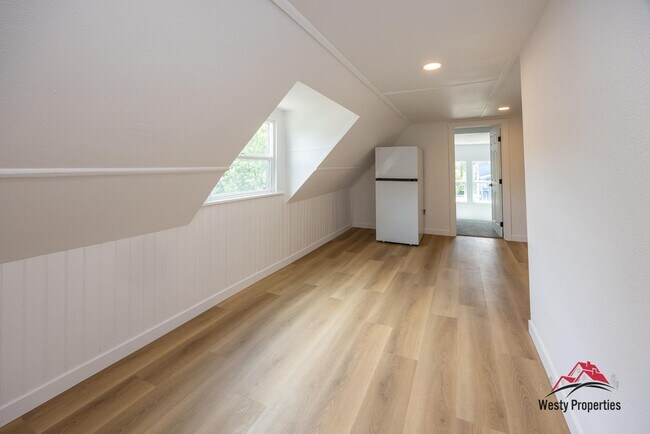 Building Photo - 542 NE Brazee St