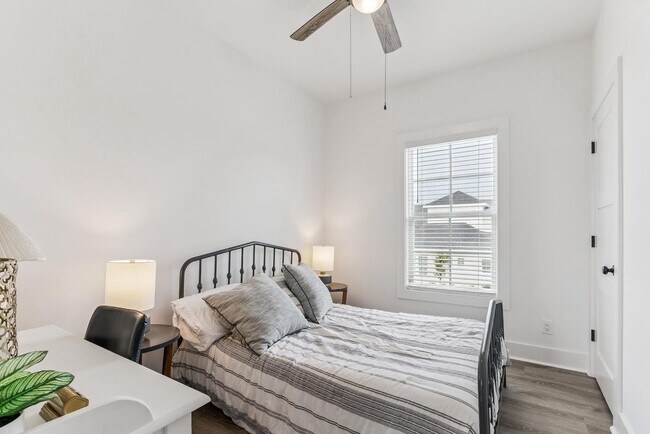 Building Photo - 211 Cicero St