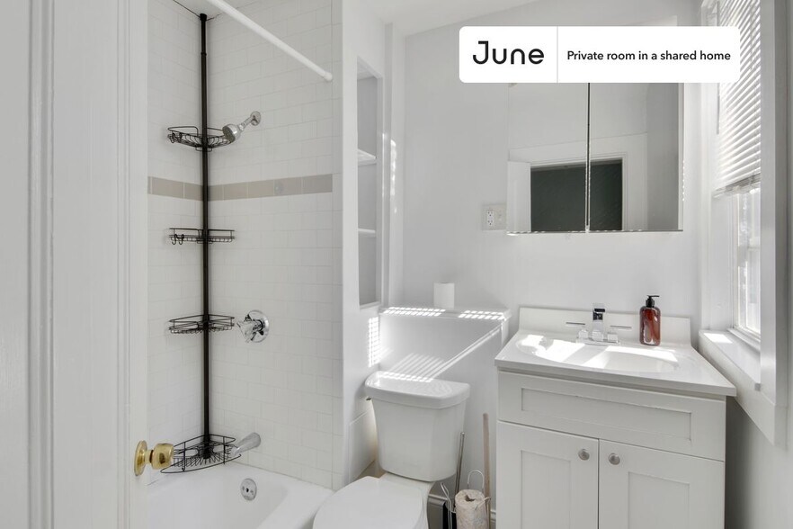 Building Photo - Room in Shared 4 bed/1 bath home