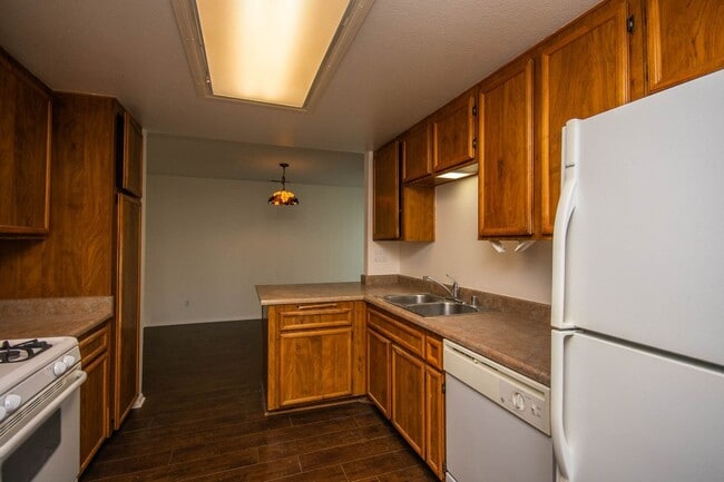 Building Photo - 3BR Townhome with Spacious Fenced Yard!