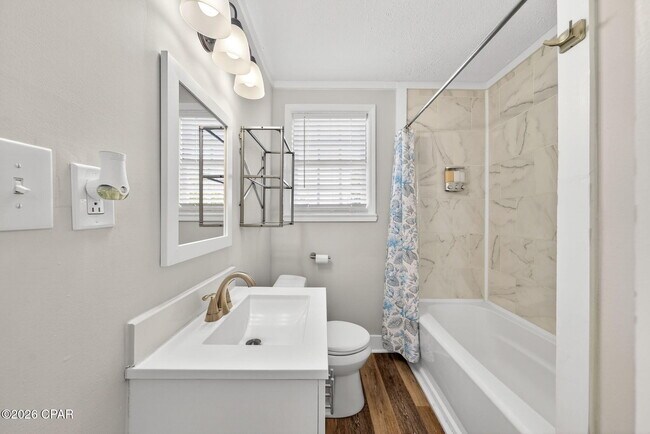 Building Photo - 1114 McKenzie Ave