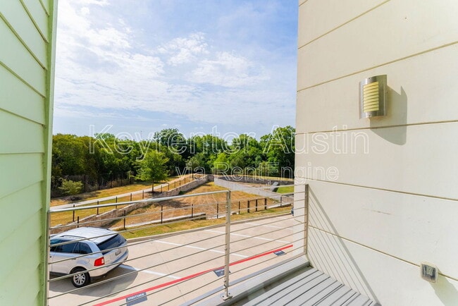 Building Photo - 604 N Bluff Dr