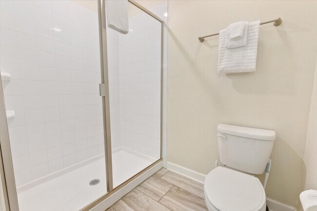 Building Photo - 1411 Rolling Fairway Dr