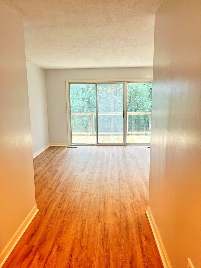 Building Photo - Five bedroom home on one acre of land loca...