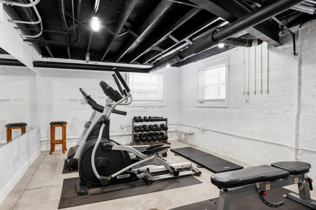 Building Photo - 1057 W Glenlake Ave