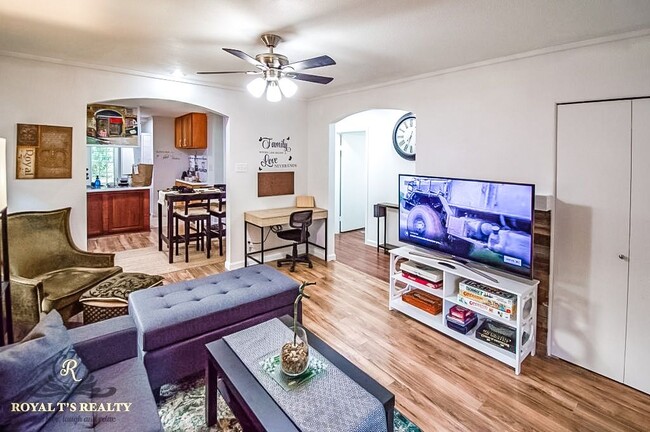 Primary Photo - 707 Sprucewood Ln