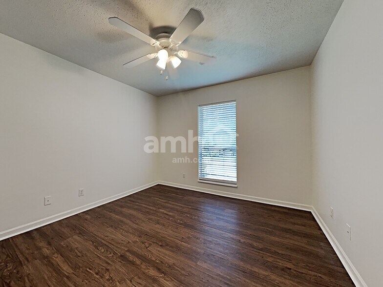 Building Photo - 2114 Post Oak Ln