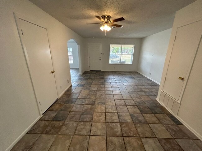 Building Photo - **APPLICATION RECEIVED** *MOVE IN SPECIAL* Tucked Away on a Cul-de-Sac | 3-Bedroom San Antonio Home!