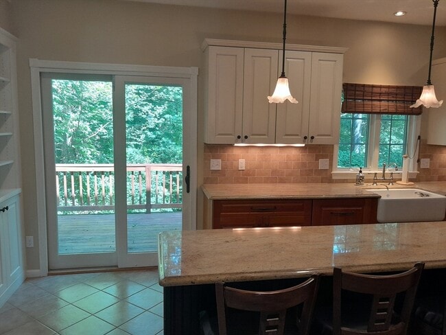 Building Photo - 373 Littlefield Ln