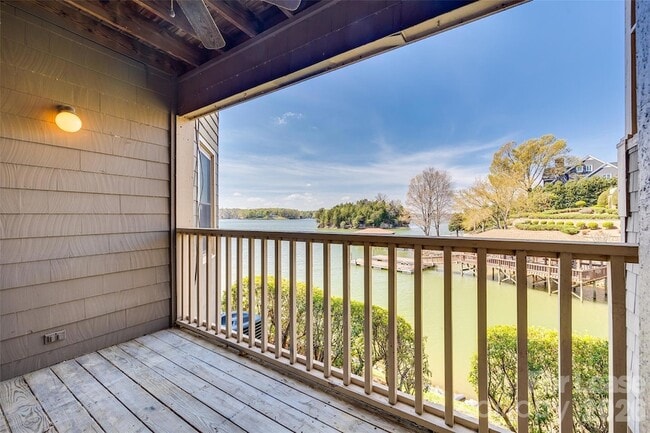 Building Photo - 13822 Queens Harbor Rd