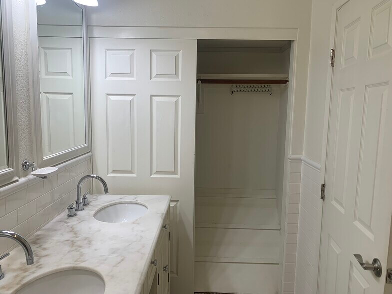 Extra Closet in Master Bath - 26412 Vicente Lugo