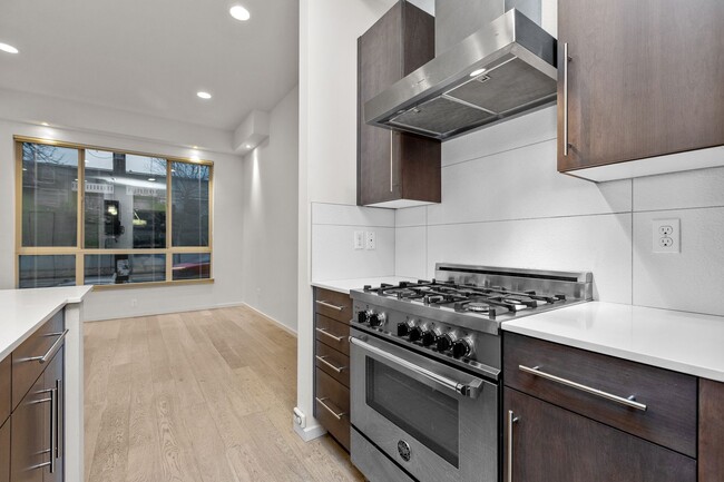 Building Photo - Modern 2 bed/3.5 bath Seattle townhome