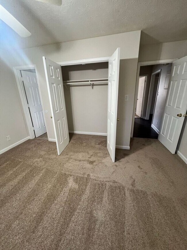 Building Photo - Beautiful 2 bedroom 2 bathroom ranch duplex Now Ready!