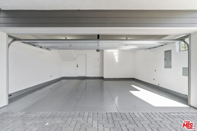 Building Photo - 857 N Detroit St