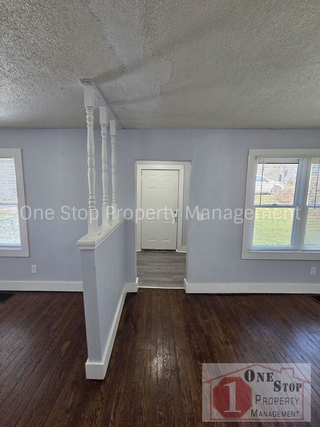 Building Photo - Beautiful 4 Bedroom 2 Bathroom in Kansas City!