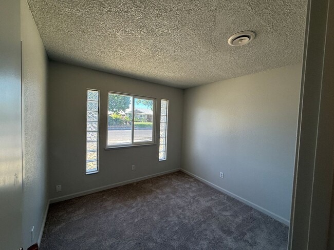 Building Photo - Single story home in east Modesto!