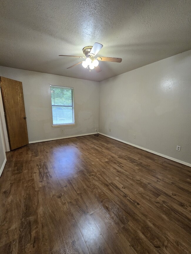 Building Photo - 16044 Pawnee Dr
