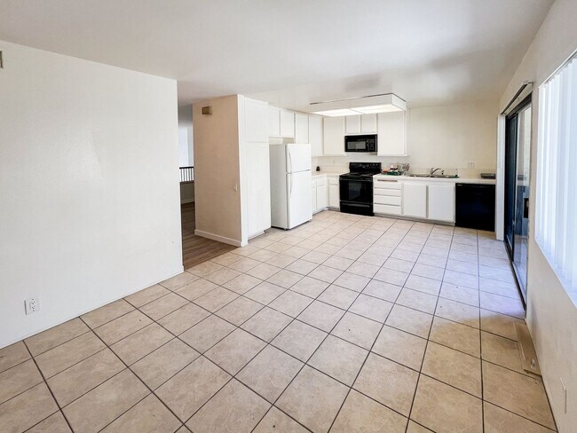 Building Photo - Beautifully Updated 3 Bed, 2.5 Bath La Jolla Townhome – Bright, Spacious, & Perfectly Located!