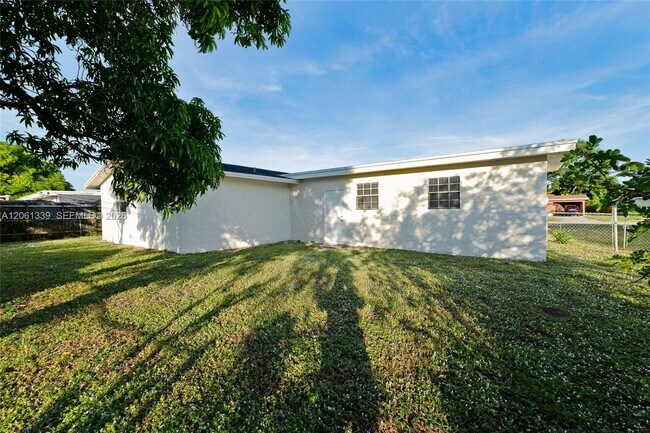 Building Photo - 2641 NW 44th Ave