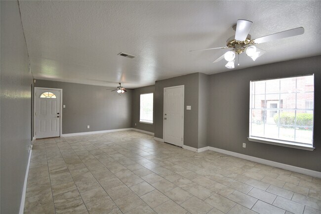 Building Photo - 8904 Ledge St