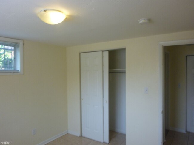 Building Photo - 2 br, 1 bath 4plex - 2959 Newton Street B