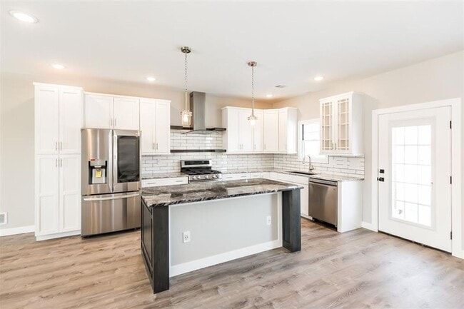 Building Photo - Stunning Home, Great Neighborhood!