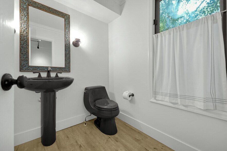 Building Photo - 992 Neil Ave