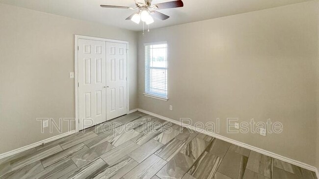 Building Photo - 9869 Risky's Ranch Dr