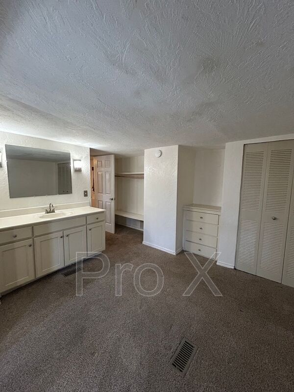 Building Photo - 24 Skyline Dr