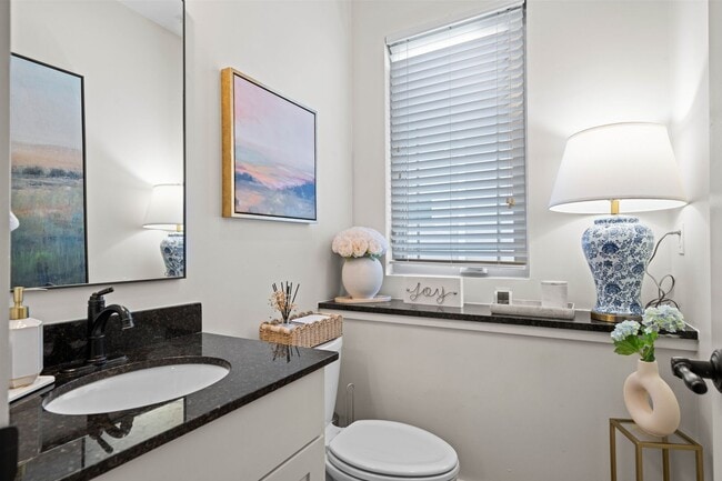 Building Photo - This luxurious townhouse on Cherry St.