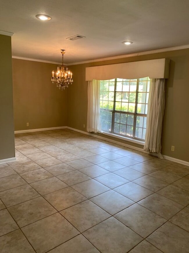 Building Photo - Spacious 3 bed 2 bath home in Town and Country Subdivision