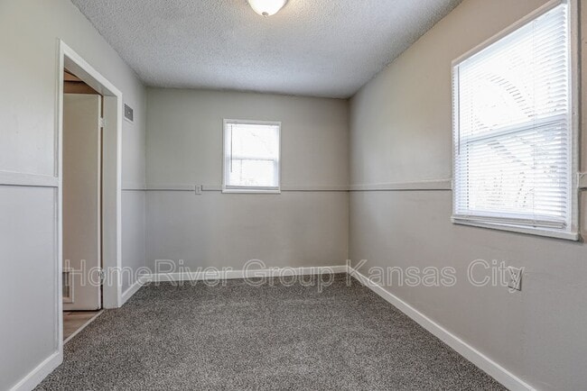 Building Photo - 831 Stewart Ave