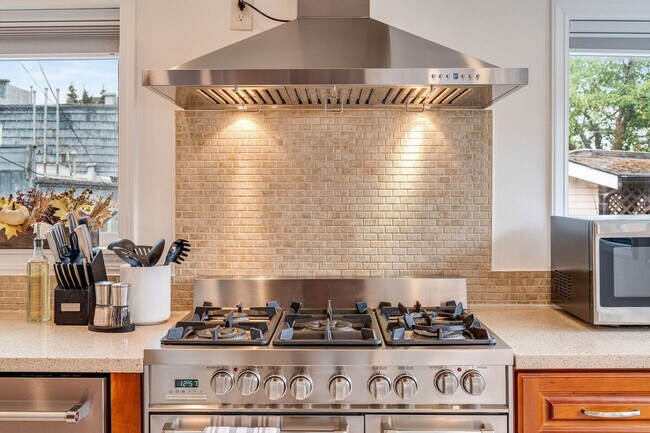 Building Photo - 2403 7th Ave W