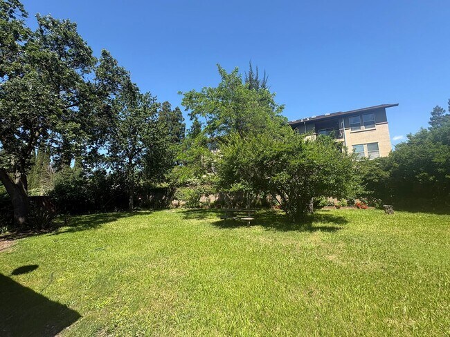 Building Photo - IMMEDIATE MOVE IN! Charming Vintage Sacramento 3 Bed / 1.5 Bath Home with Large Private Yard