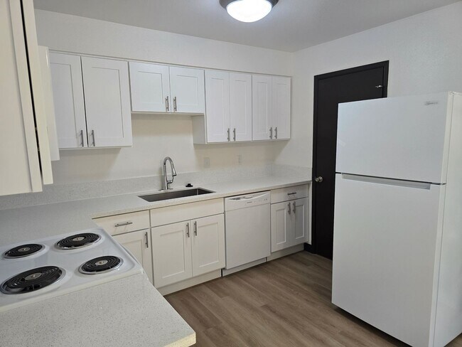 Building Photo - *!~!* WoW *!~!* Absolutely STUNNING Pet Friendly Remodeled 2 Bed Apt. *!~!* wOw *!~!*