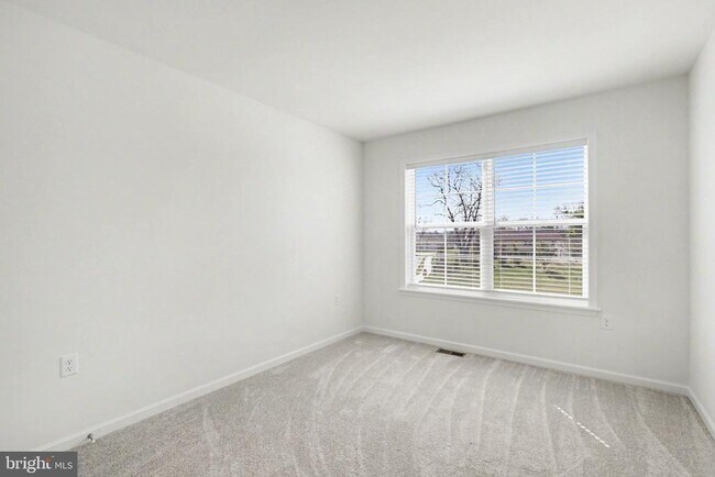 Building Photo - 7884 Oakbrook Dr