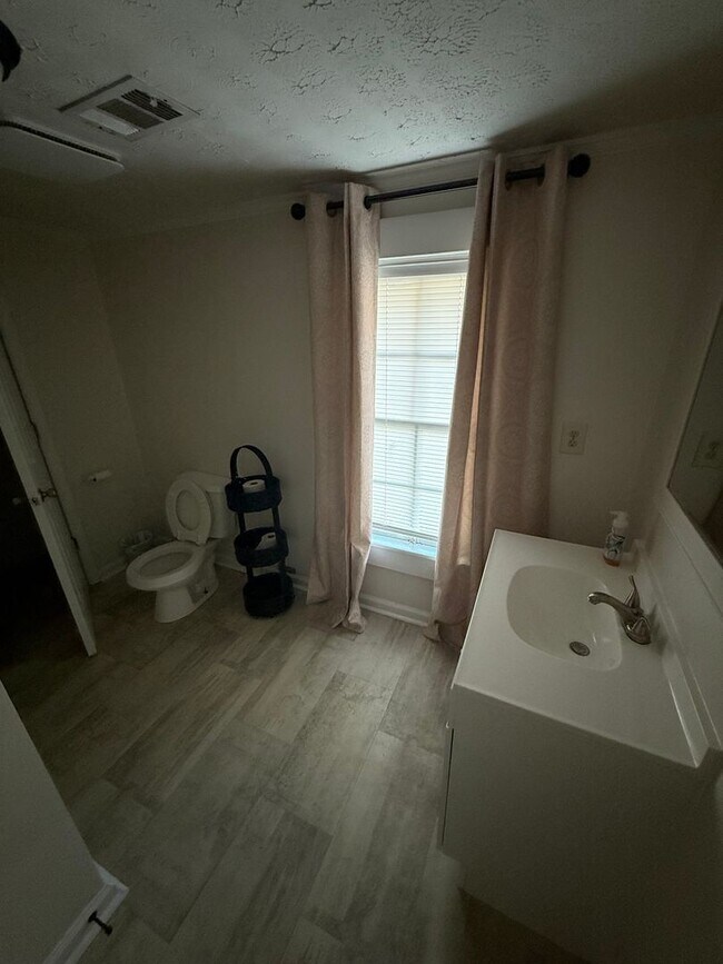 Building Photo - Furnished 2 BR 2 bath