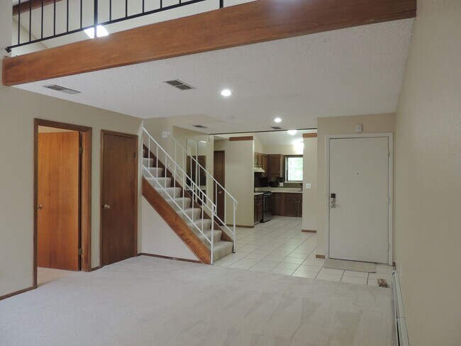 Building Photo - Upper level 2 bed 2 bath Condo