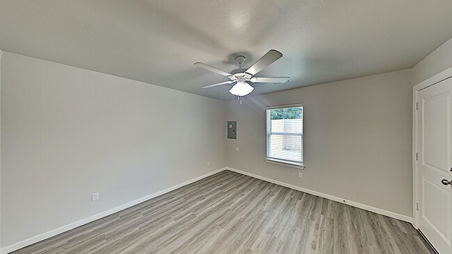 Building Photo - 2 Bedrooms, 2 Bathroom 2 Car Garage Close ...