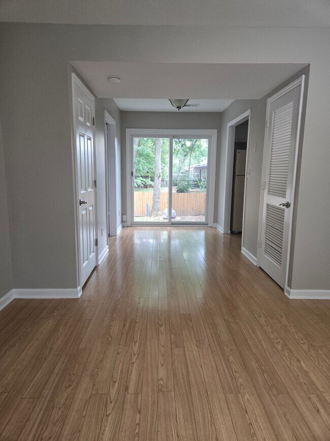 Building Photo - Spacious Townhome with Fully Fenced Privat...