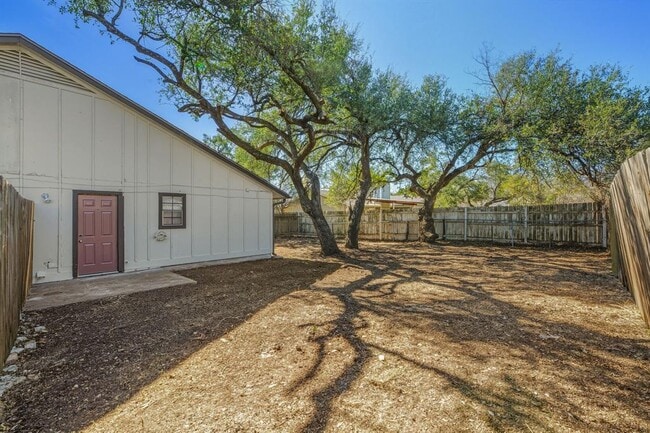 Building Photo - 8904 Pineridge Dr