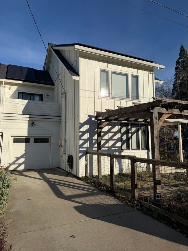 Building Photo - 3Bed/2.5 Bath Townhouse With Large Bonus Room/Office In Woodstock Neighborhood