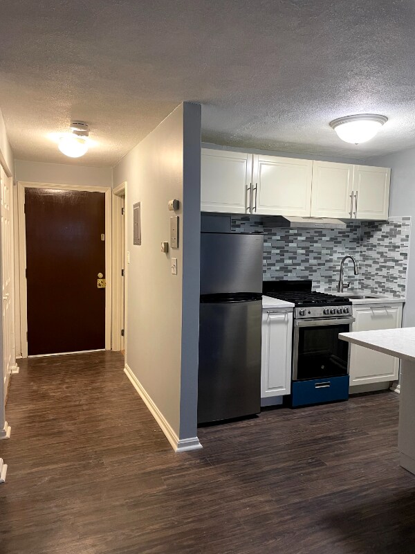 Building Photo - 10 Kenmar Dr