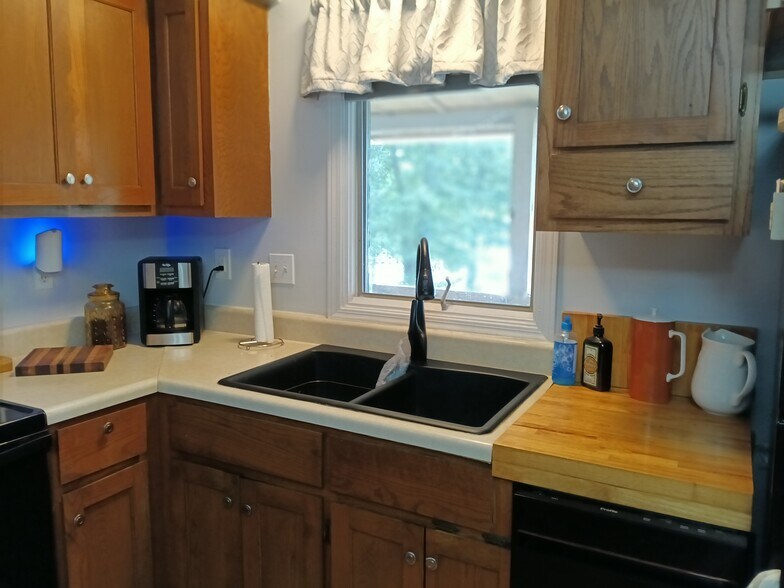 Dishwasher and deep double sink - 83 Monongahela Dr