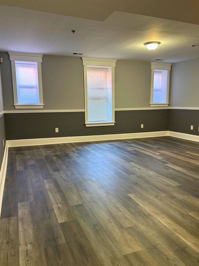 Building Photo - 608 Bramhall Ave